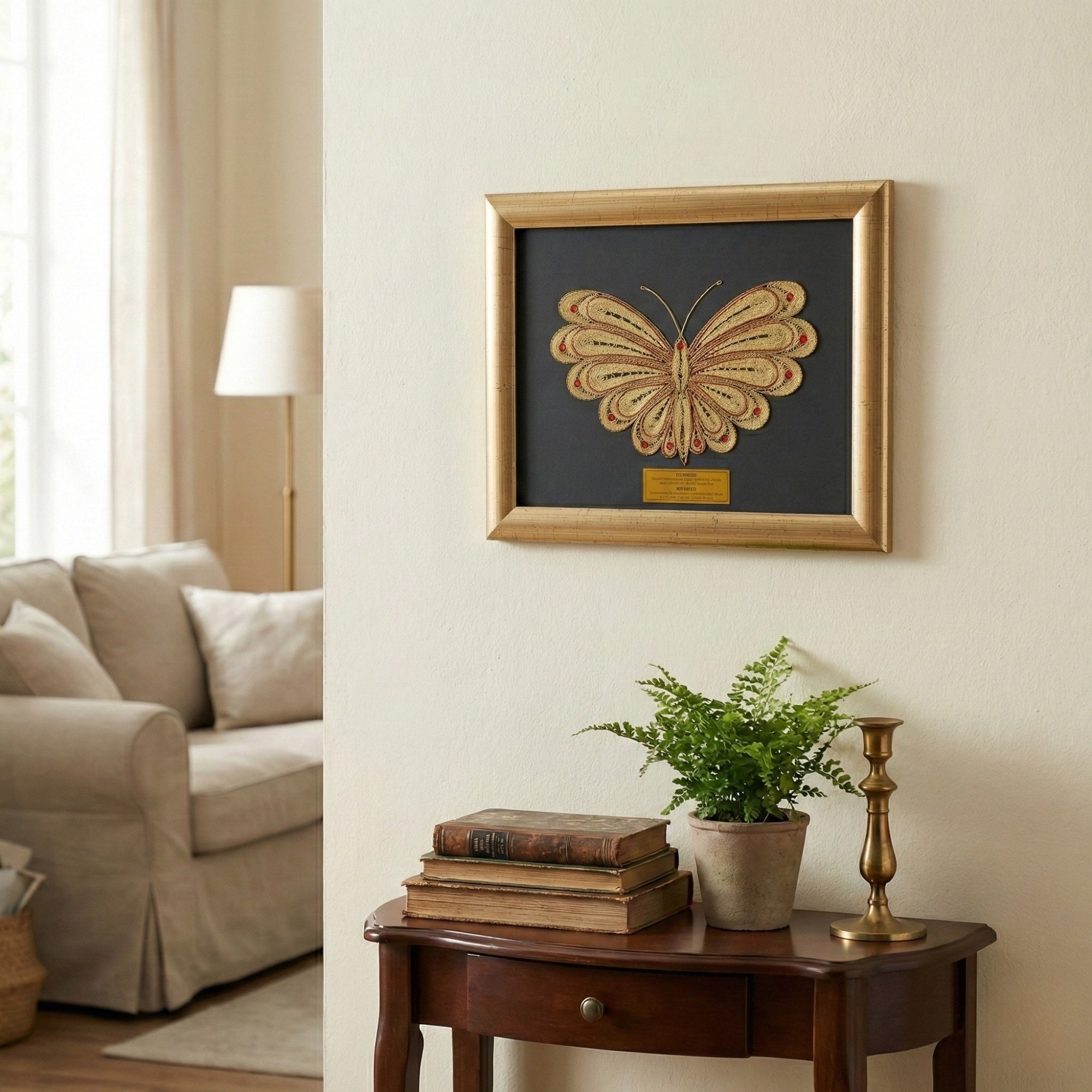 Златна филигранска Пеперутка поставена на ѕид во светла дневна соба, внесувајќи убавина од минатото во современиот дом.