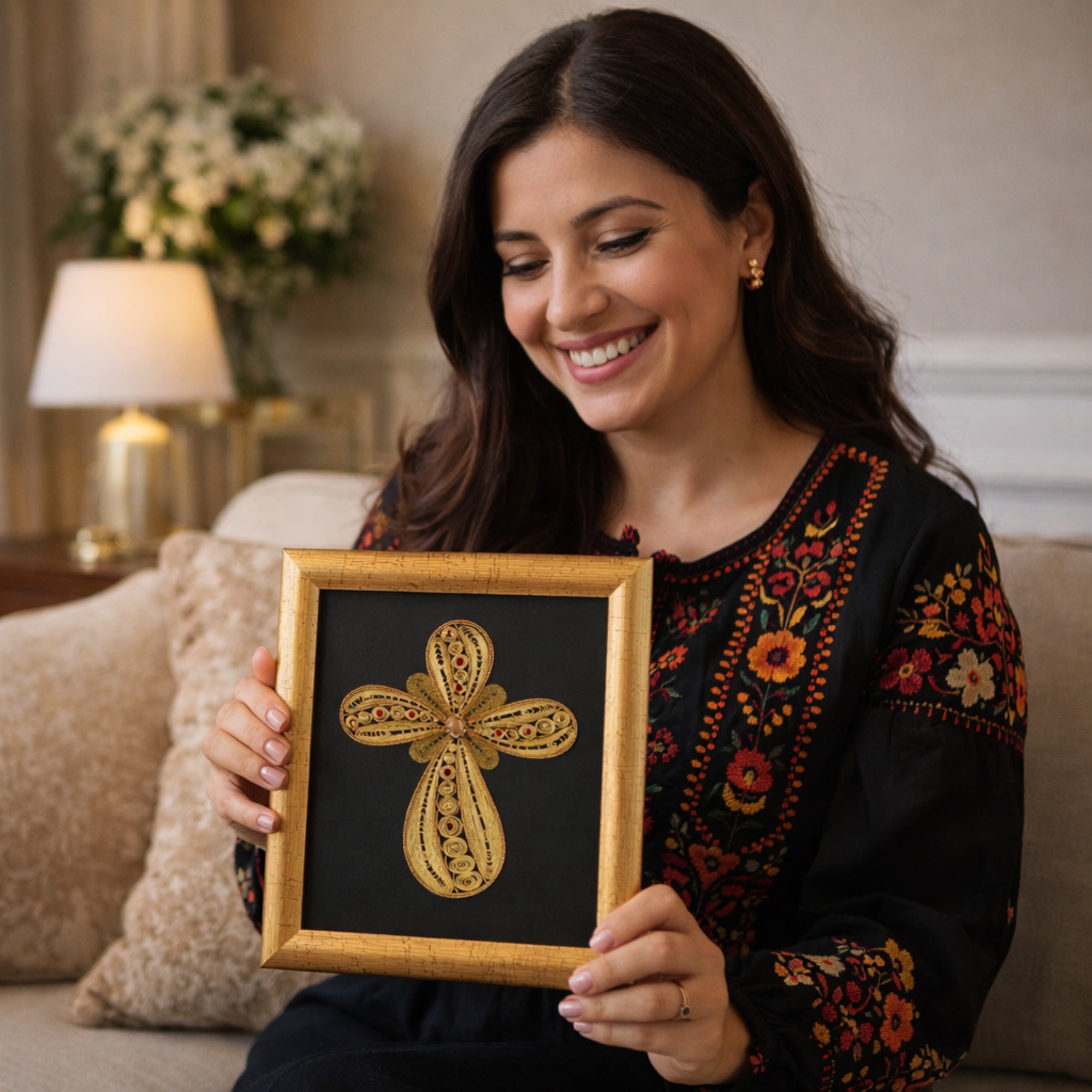 Насмеана жена гордо го држи врамениот филигрански крст, идеален духовен подарок за секој христијански дом.